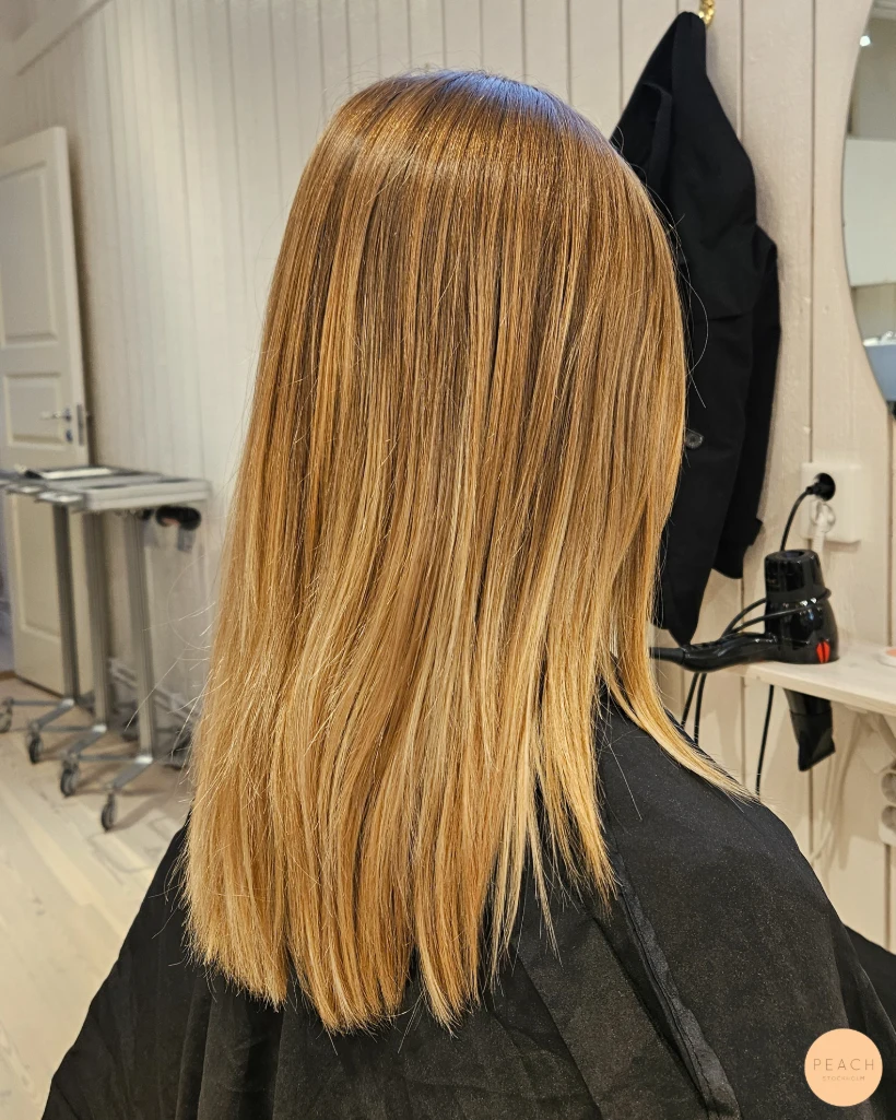 Glossy warm vanilla blonde