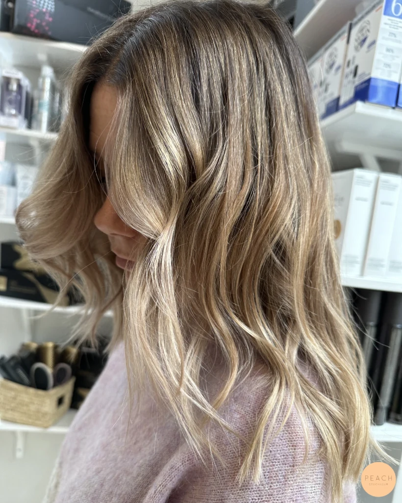 Bronde balayage hårfärg med ljusa slingor