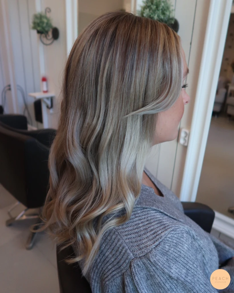 Blonda slingor med en kall nyansering, krispigt ❄️