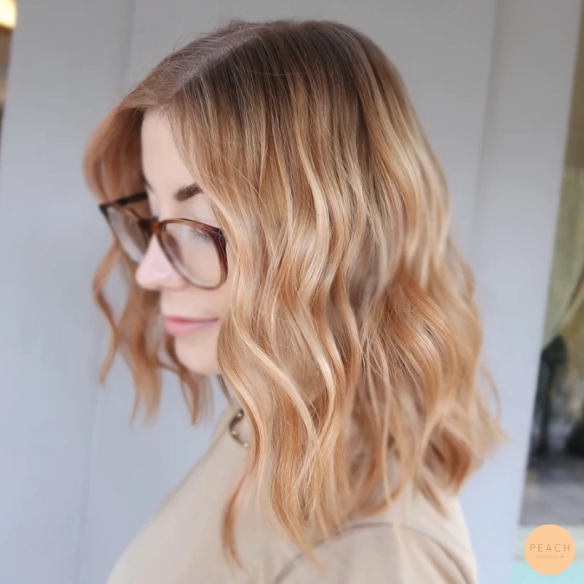 Copper blonde hair med ljusa slingor