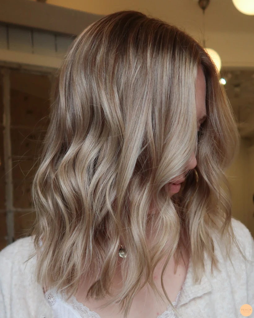 Beige blond hårfärg med ljusa slingor