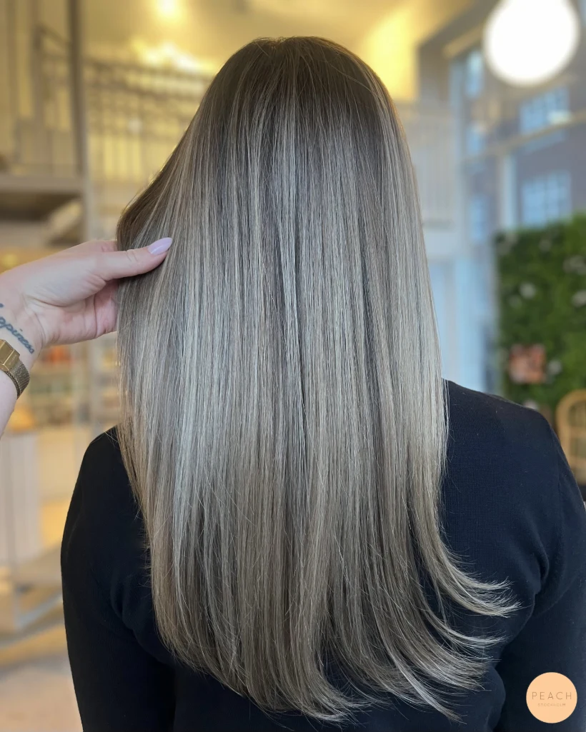 Sval blond med mjuk root shadow
