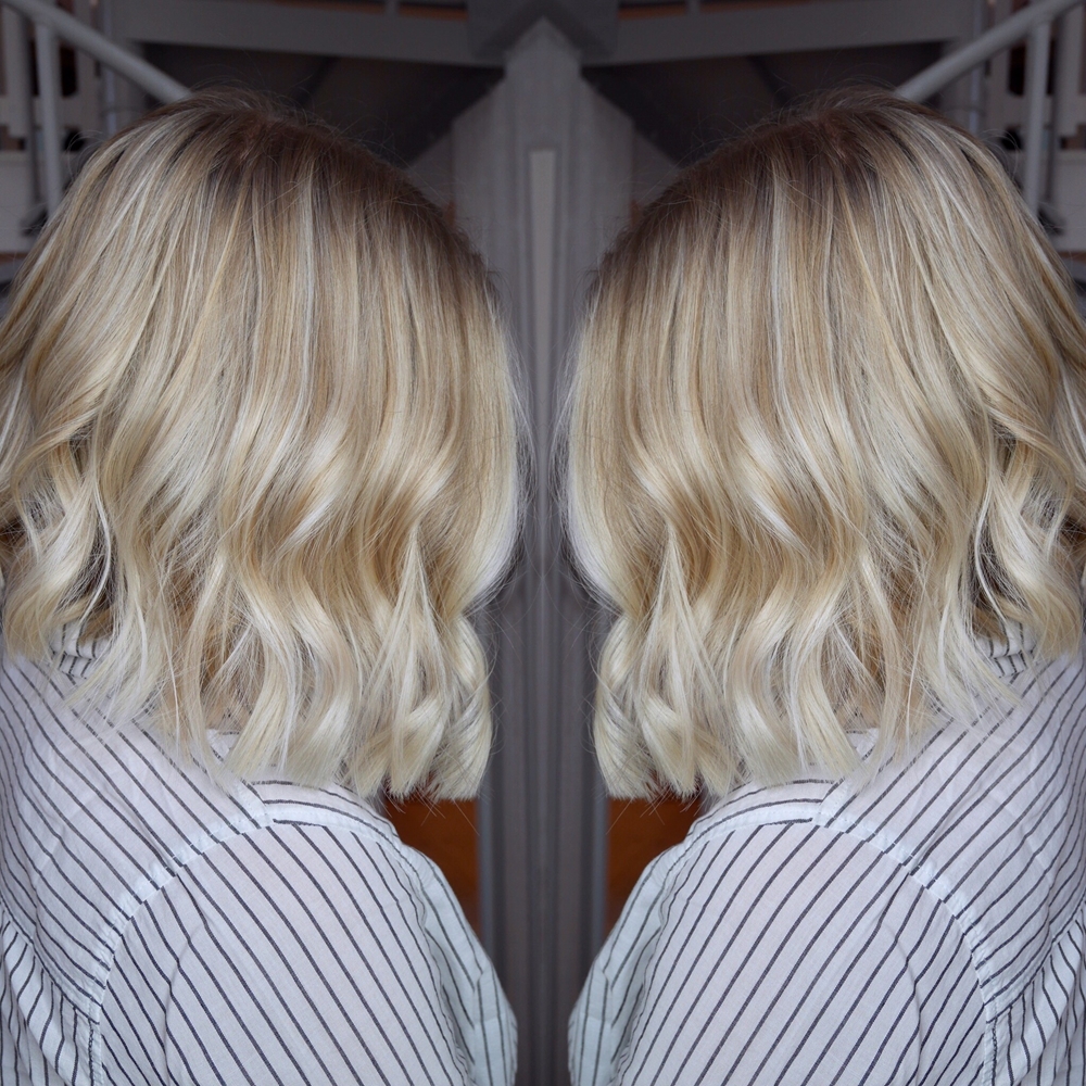 Kall blond balayage med ljusa slingor