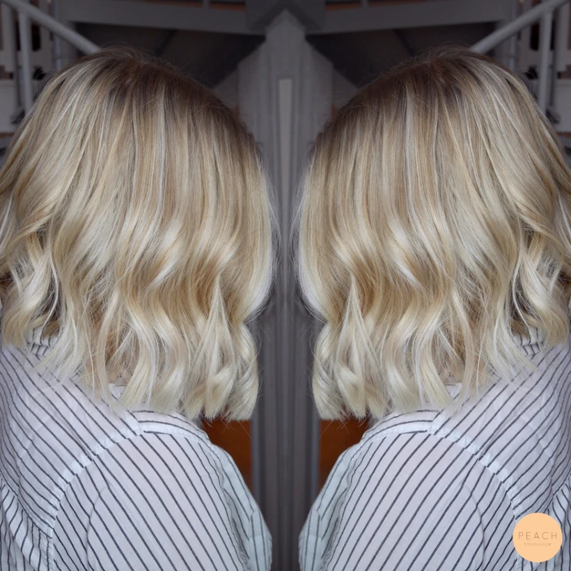 Kall blond balayage med ljusa slingor
