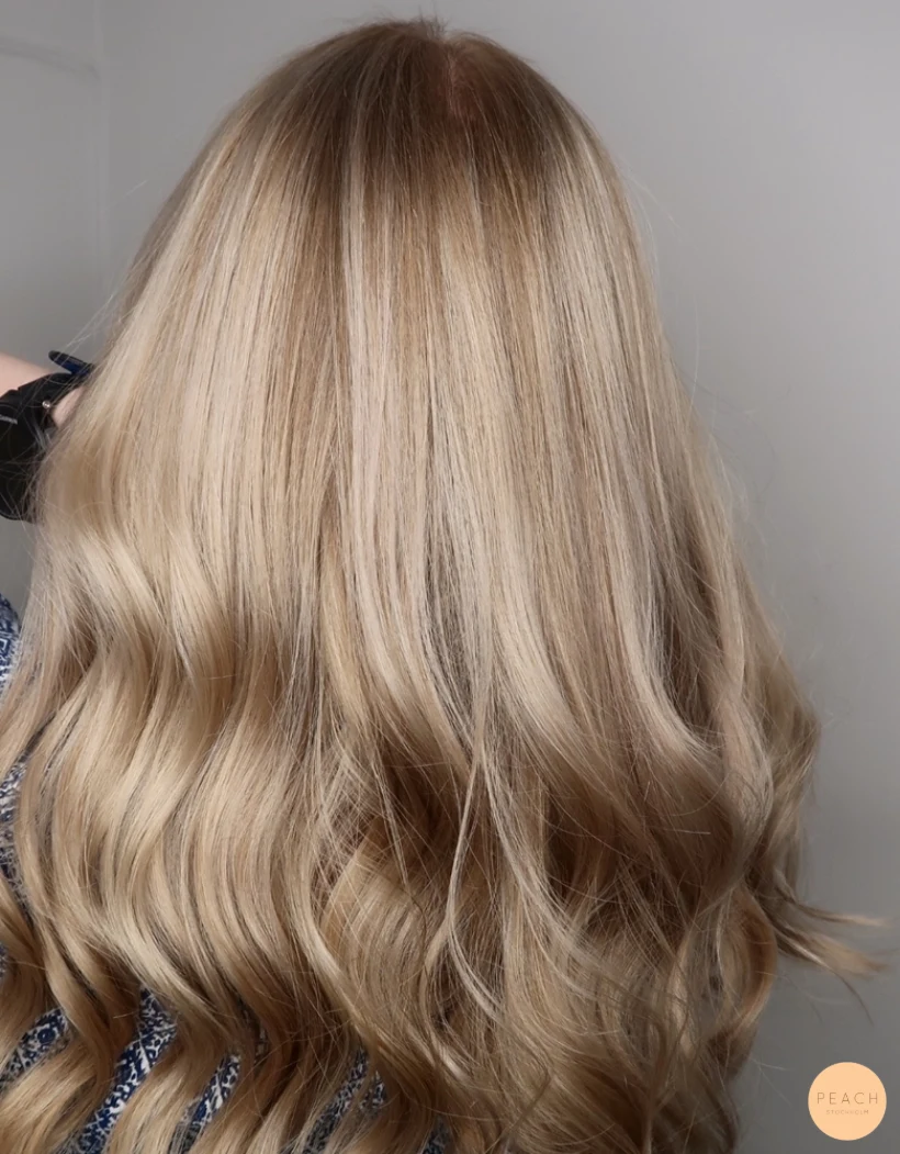 Kall blond med bevarad naturlig botten