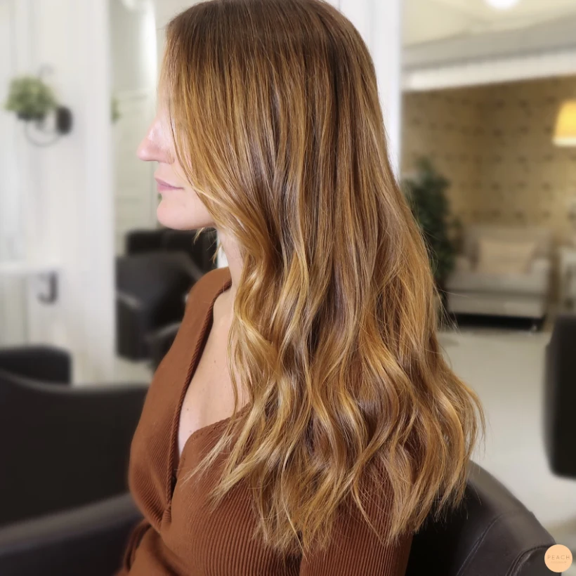 Honungsblond hårfärg med toner av karamell och koppar