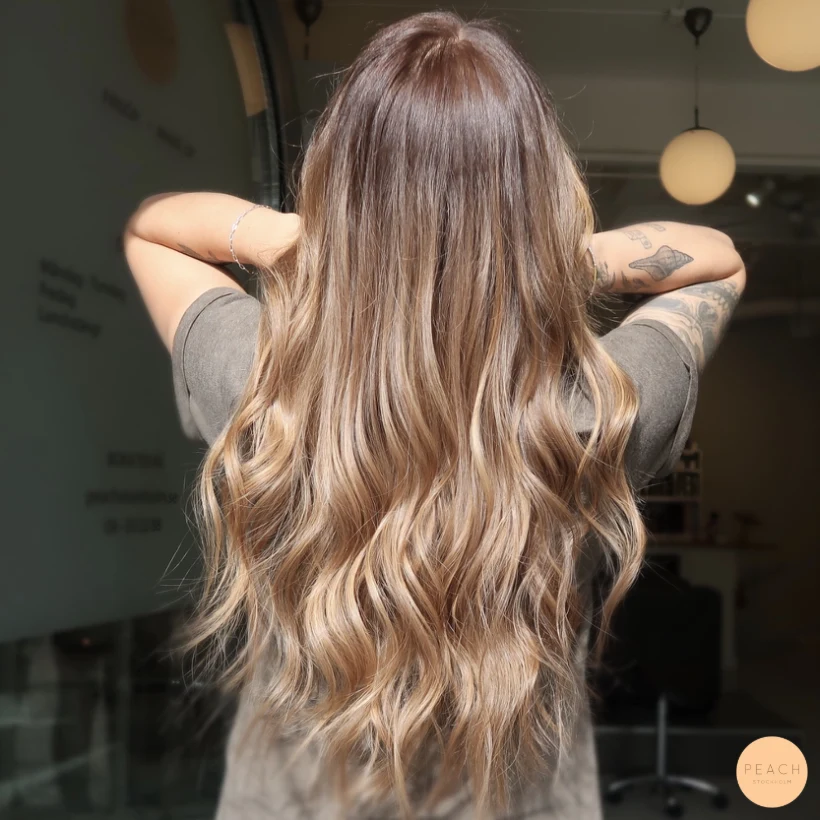 Varm blond hårfärg med slingor och rootshadow