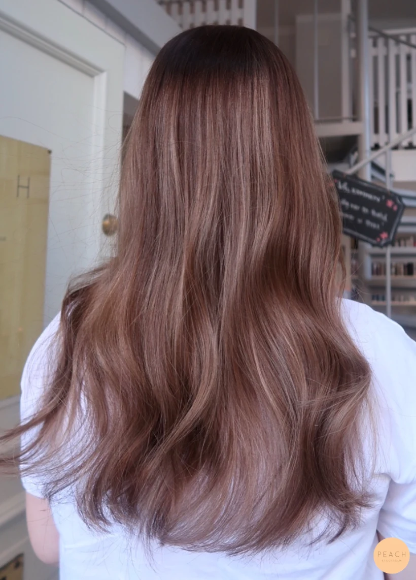 Från blond till brunett med ljusa slingor
