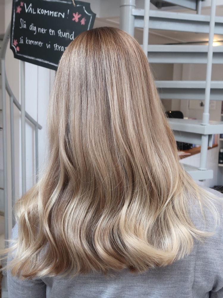 Slingor kall blond