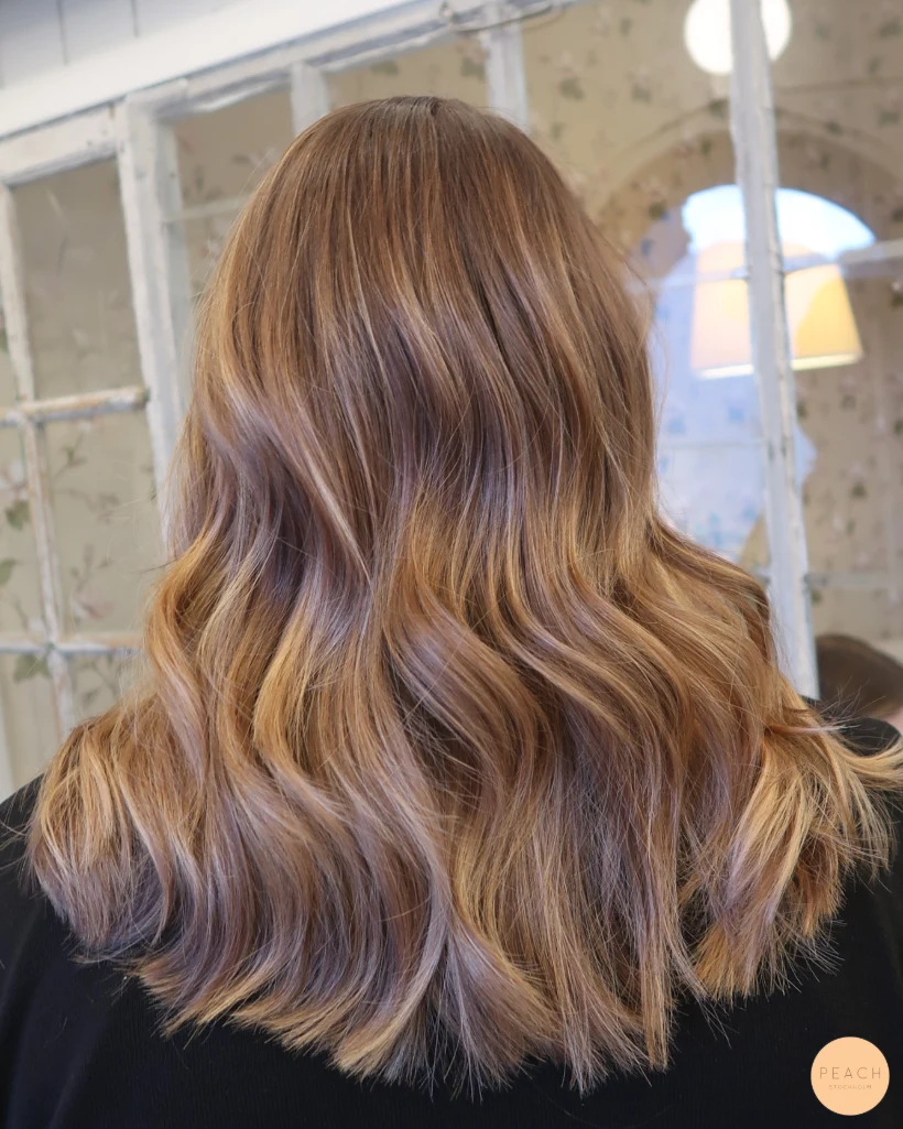 Varm mörkblond hårfärg med ljusa slingor