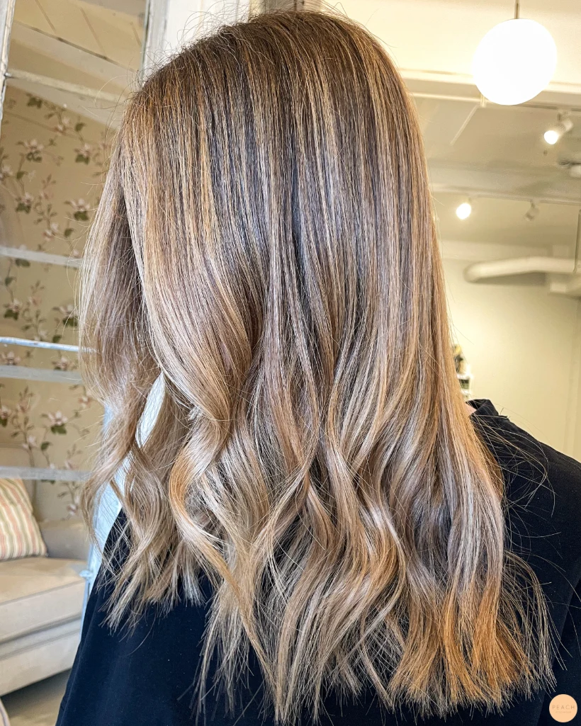 Naturlig varm blond hårfärg med ljusa slingor