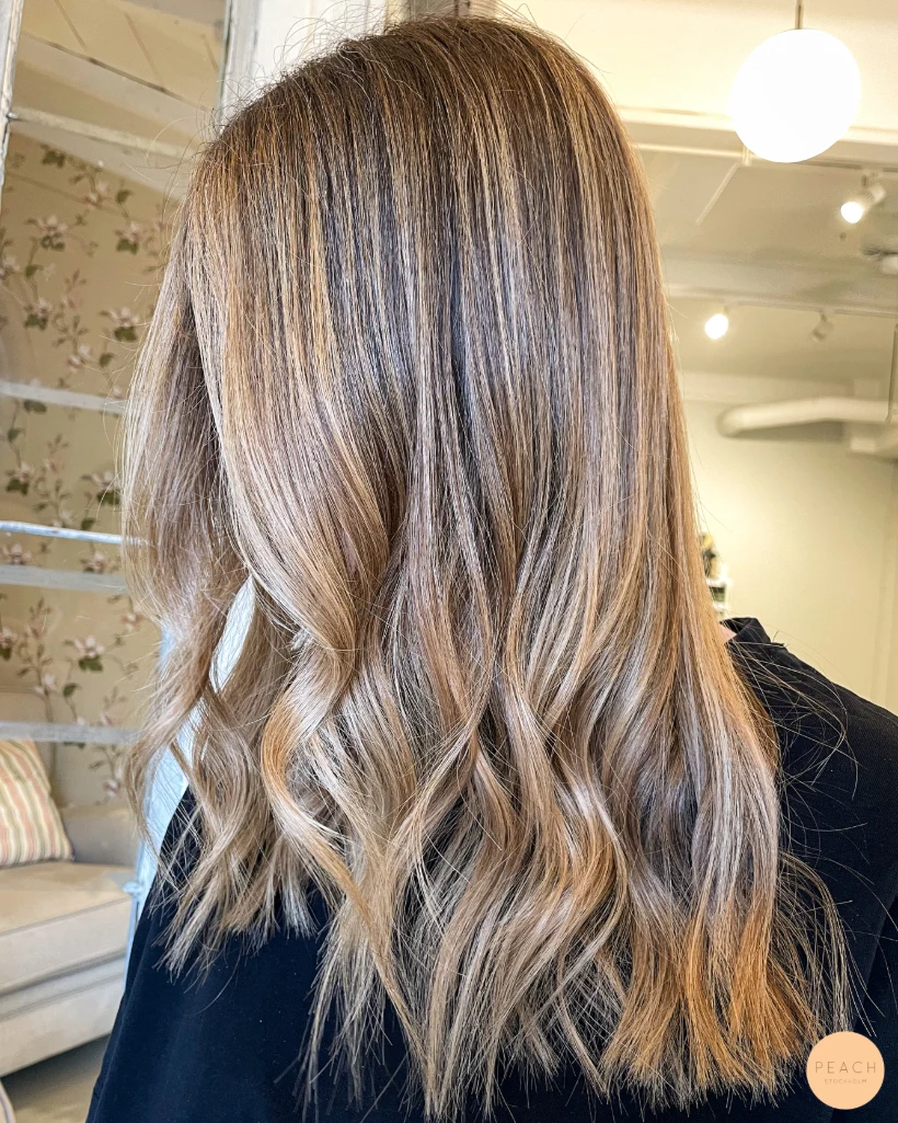 Naturlig varm blond hårfärg med ljusa slingor