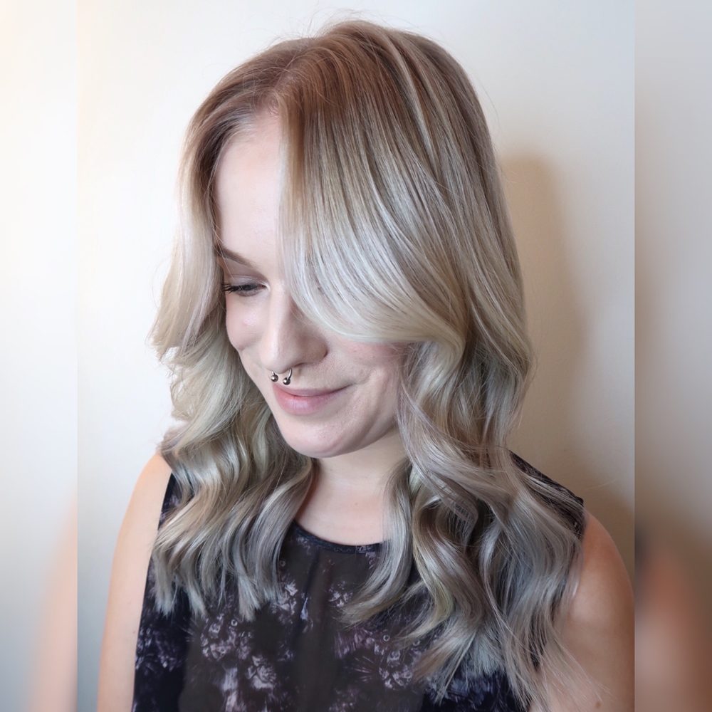 Askblond hårfärg med pastell violetta toppar, trend 2018