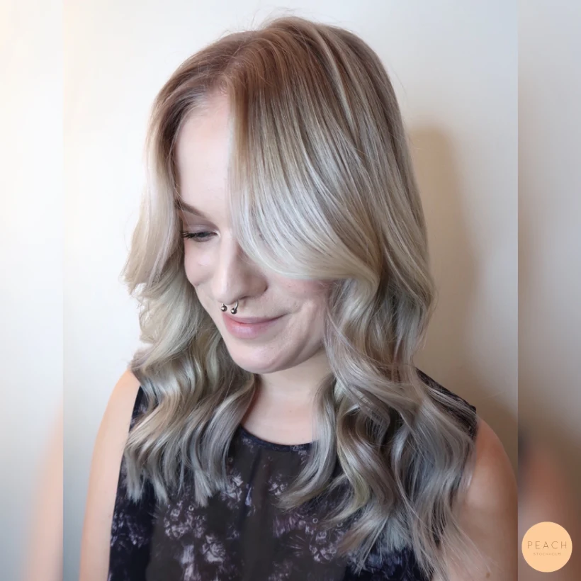 Askblond hårfärg med pastell violetta toppar, trend 2018