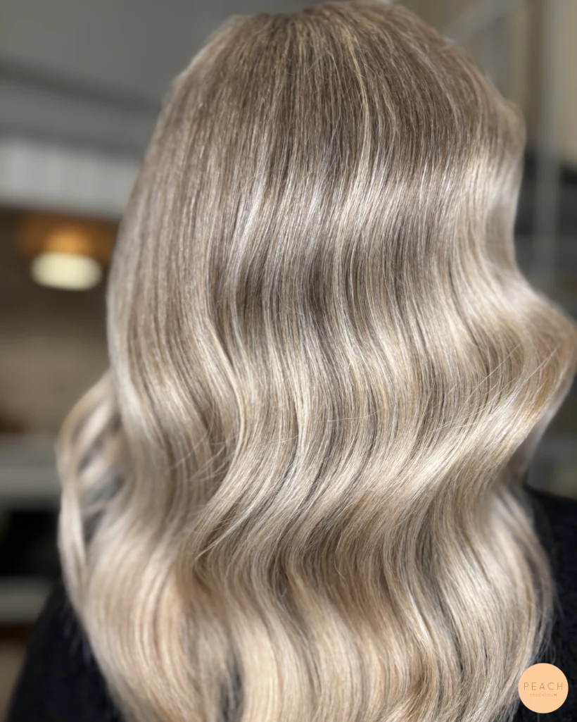 Blond hårfärg med mjuka teasylights