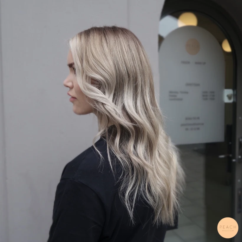 Kall blond balayage med highlights och lowlights
