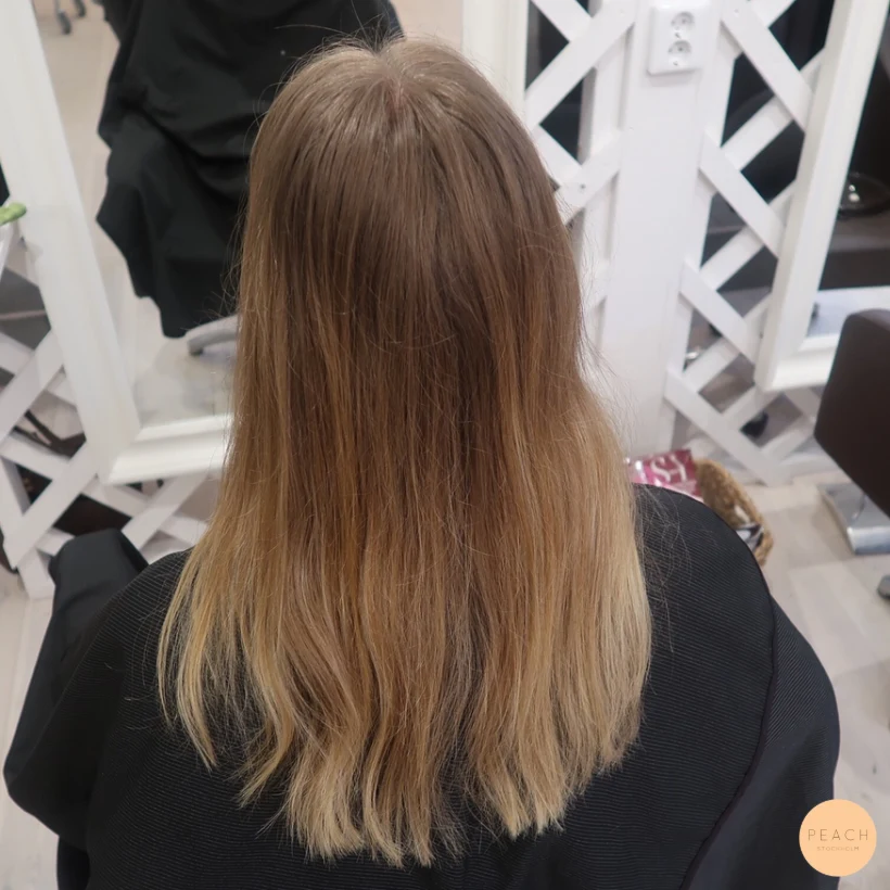 Kall blond hårfärg med ljusa slingor och sval nyansering