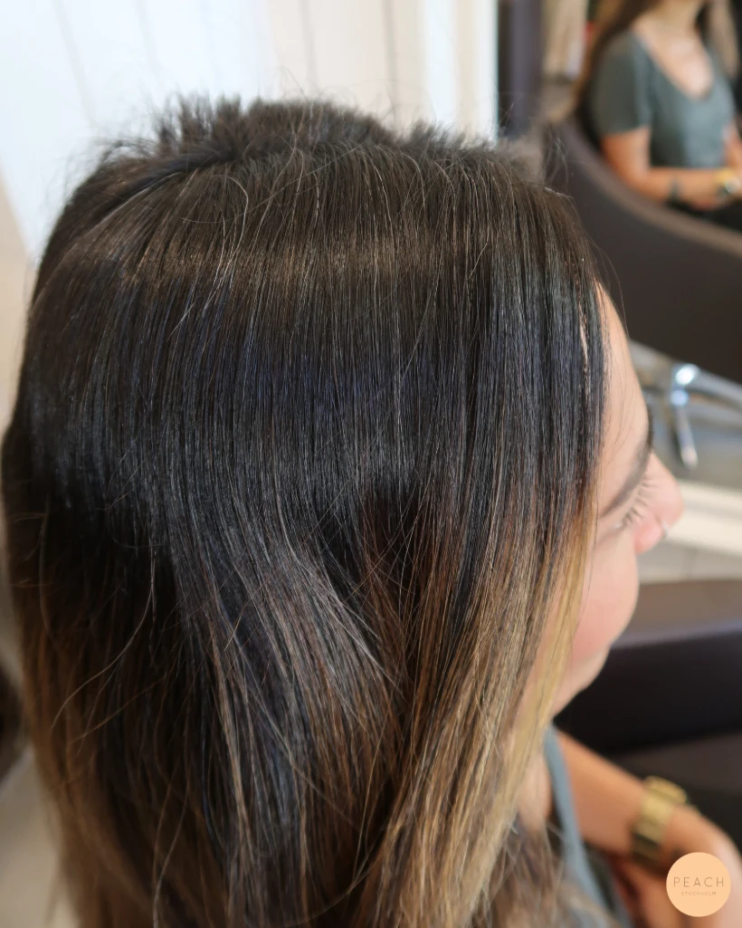 Mörk hårfärg med slingor för att blanda upp grått hår