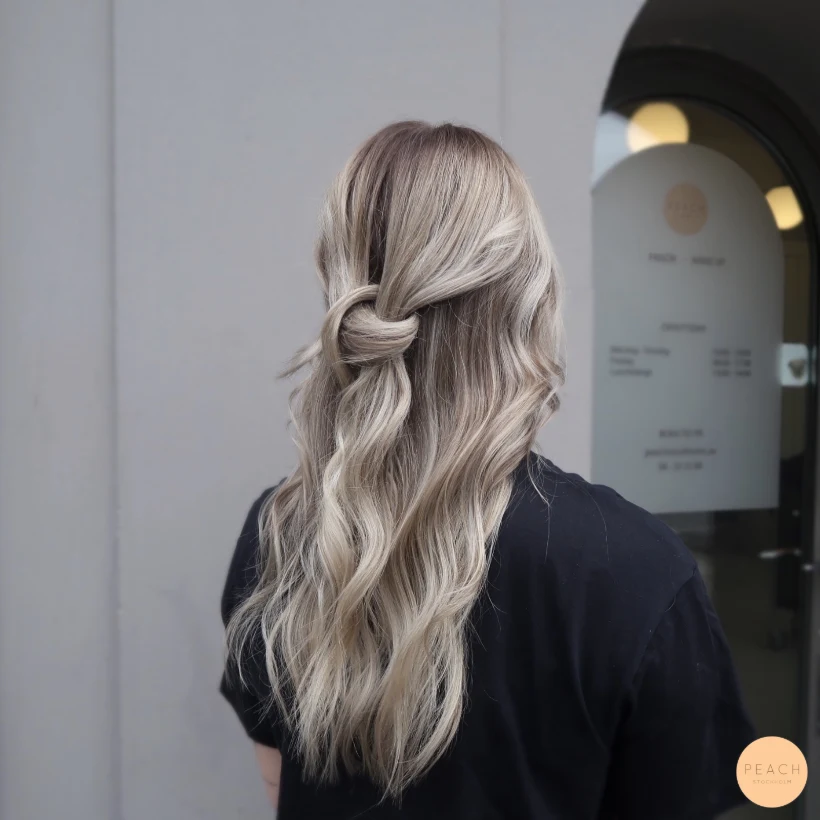 Kall blond balayage med highlights och lowlights