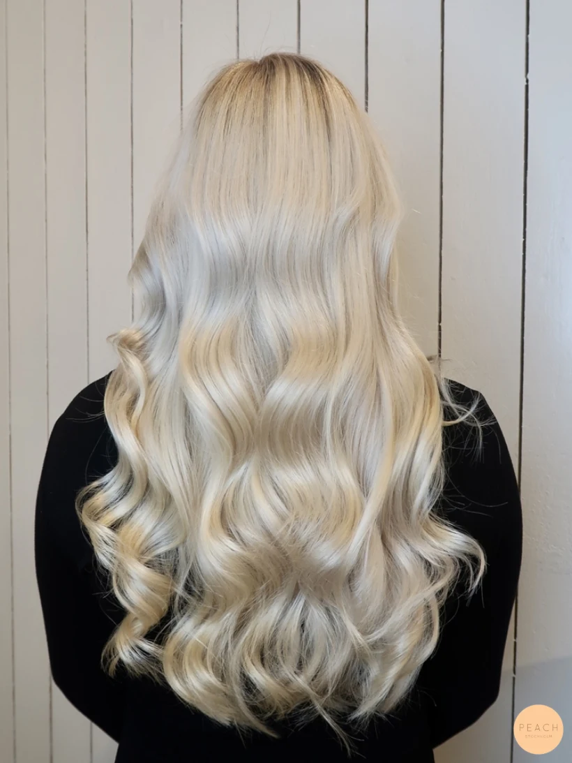 Isblond hårfärg med ljusa slingor och sval nyansering