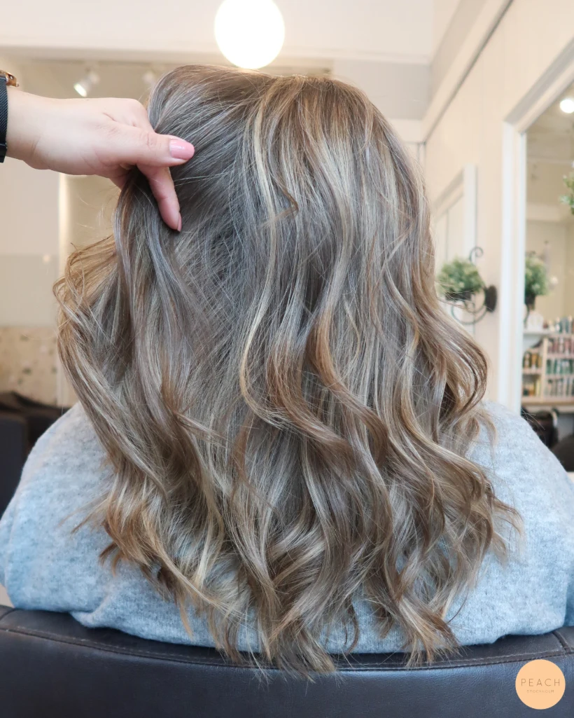 Kall mörkblond hårfärg med ljusa slingor