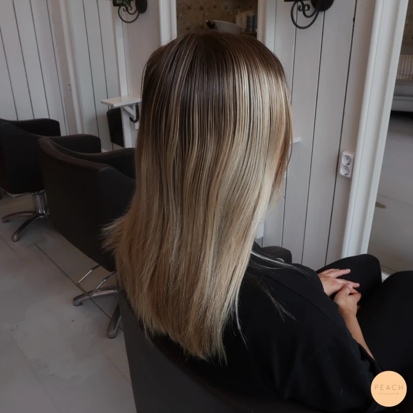 Blond balayage med ljusa slingor och sval nyansering