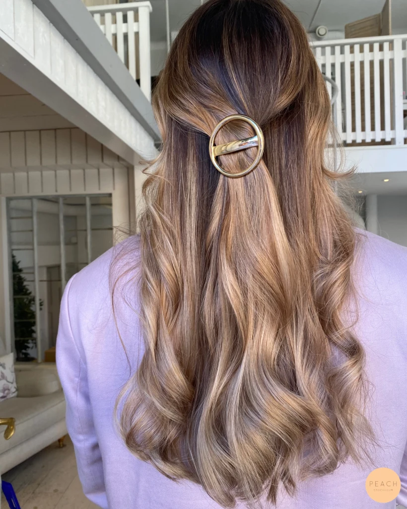 Bronde balayage med mjuka lockar