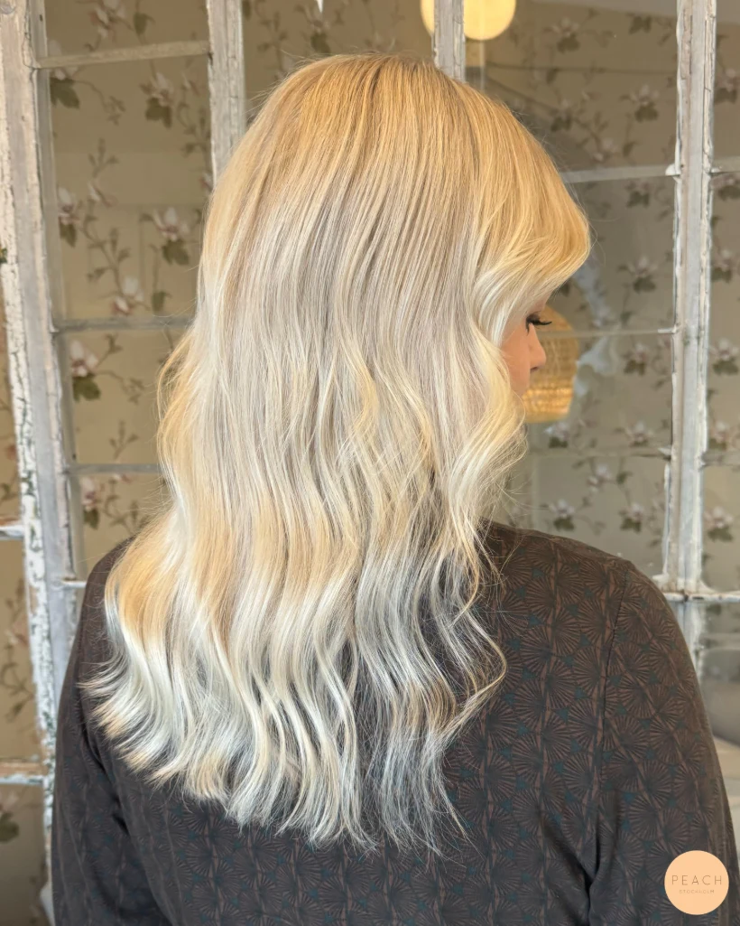Ljusblond hårfärg med fina babylights