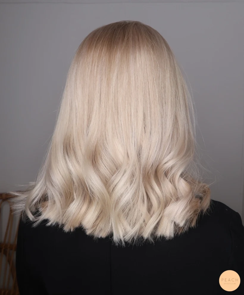 Krämig blond med ljusa slingor