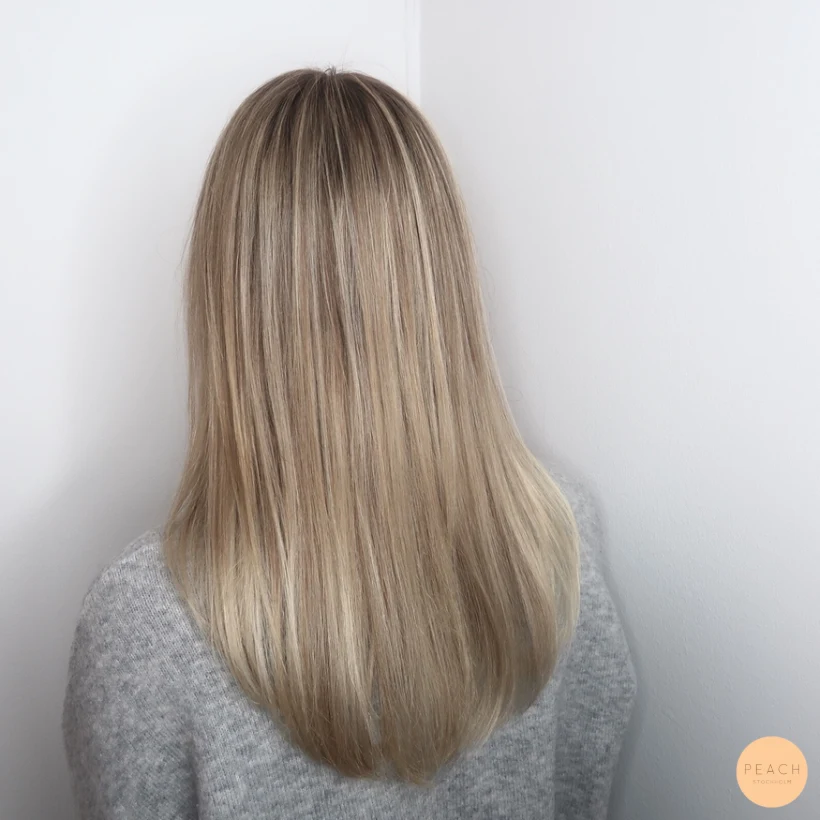 Kall blond hårfärg med ljusa slingor och sval nyansering