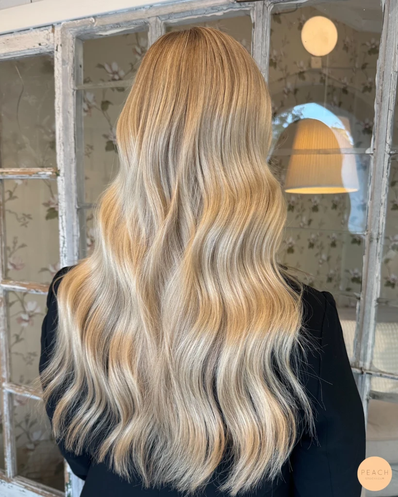 Ljusblond hårfärg med mjuk root shadow