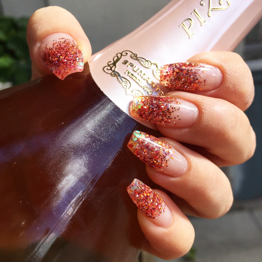 Rosé glittriga naglar