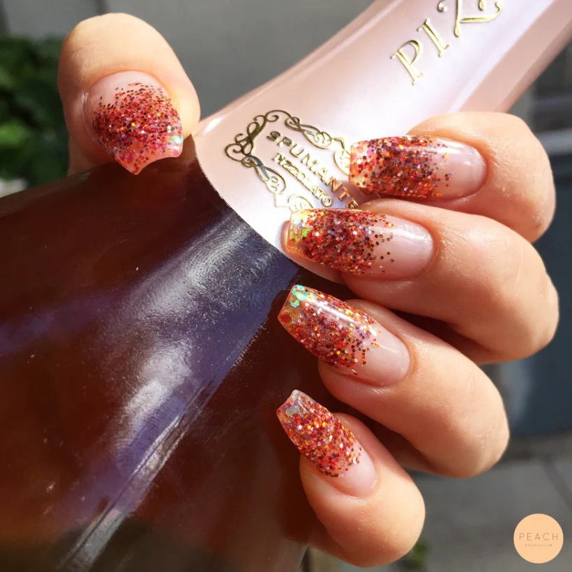 Rosé glittriga naglar