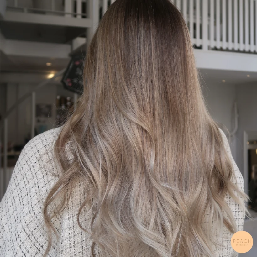 Beige balayage med ljusa slingor