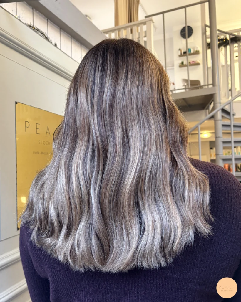 Sval beige ton på mjuka slingor