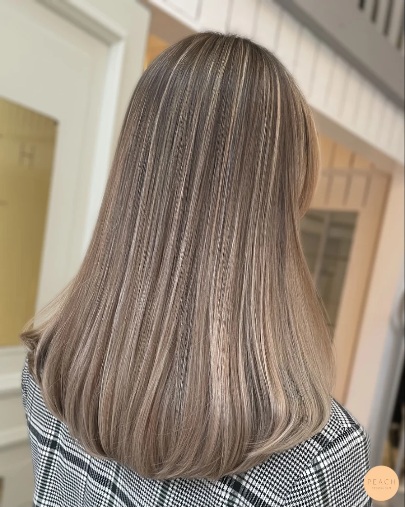 Sval beige blond hårfärg med mjuka lowlights
