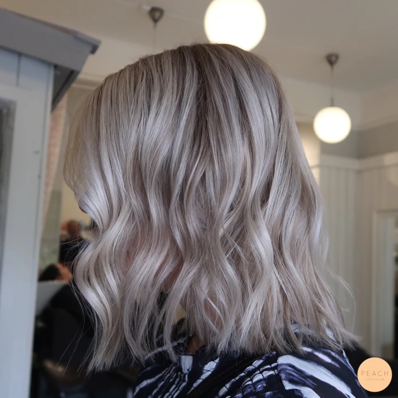 Från hemmablekt till beige blond med highlights och lowlights