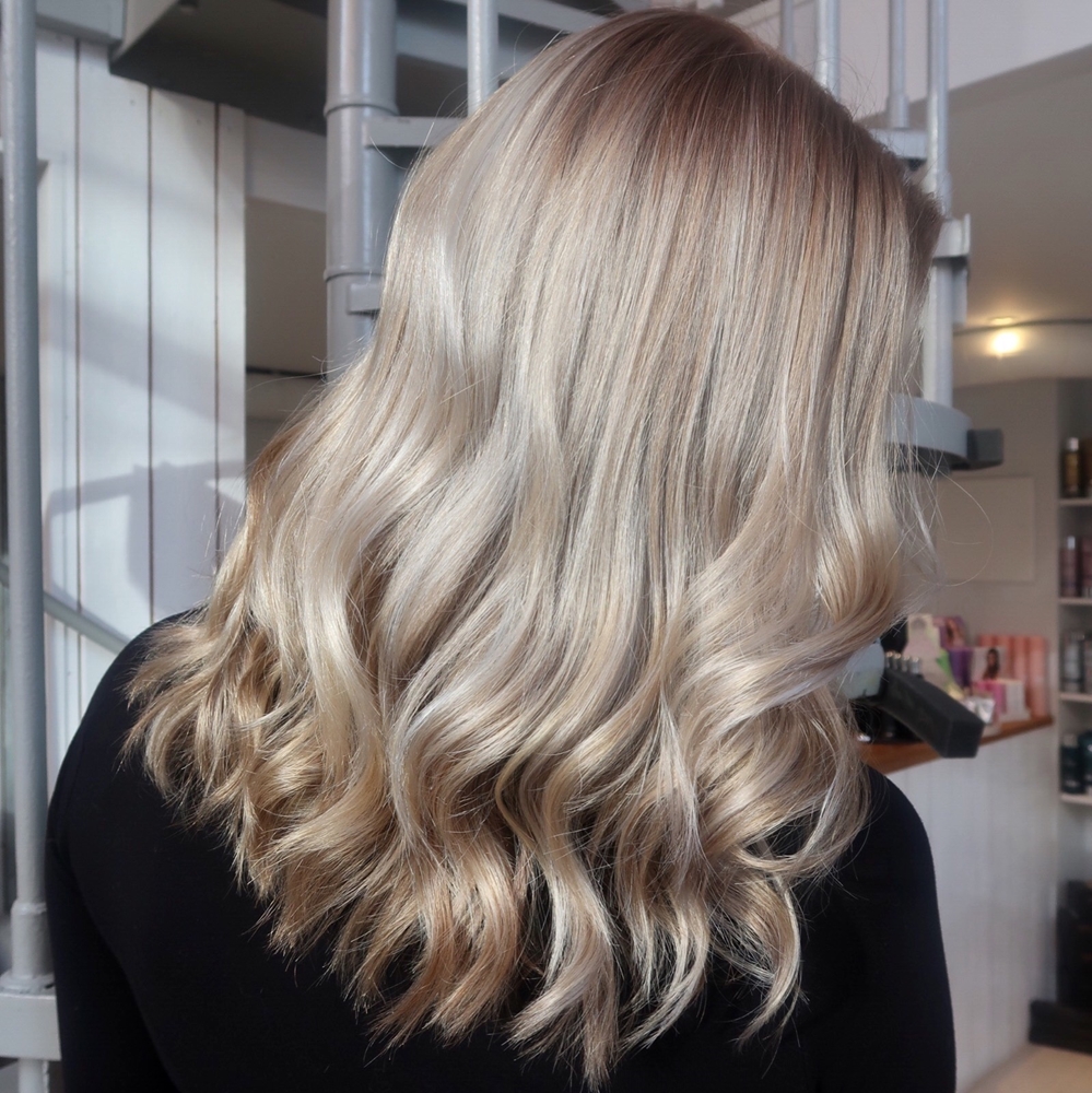 Kall blond balayage