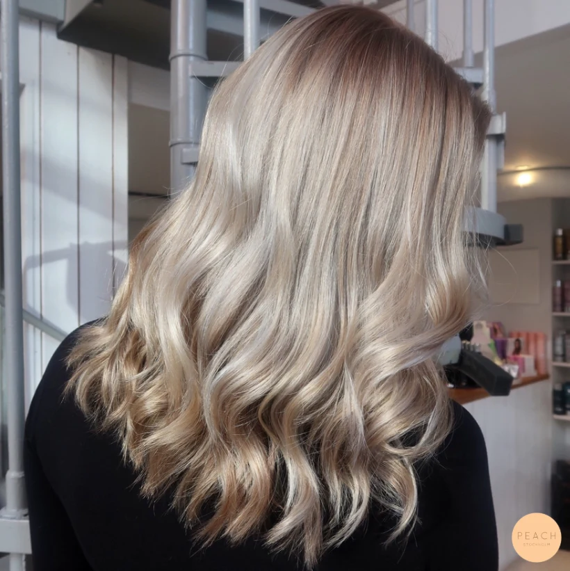 Kall blond balayage med Olaplex