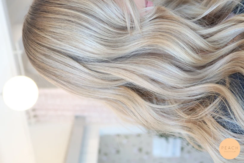 Soft blonde balayage med gardinlugg