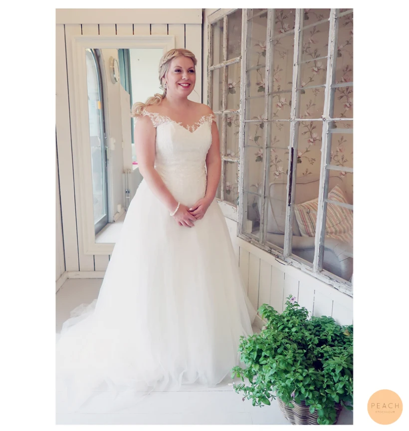 Bröllop i Stockholm med bruduppsättning med fläta och blommor