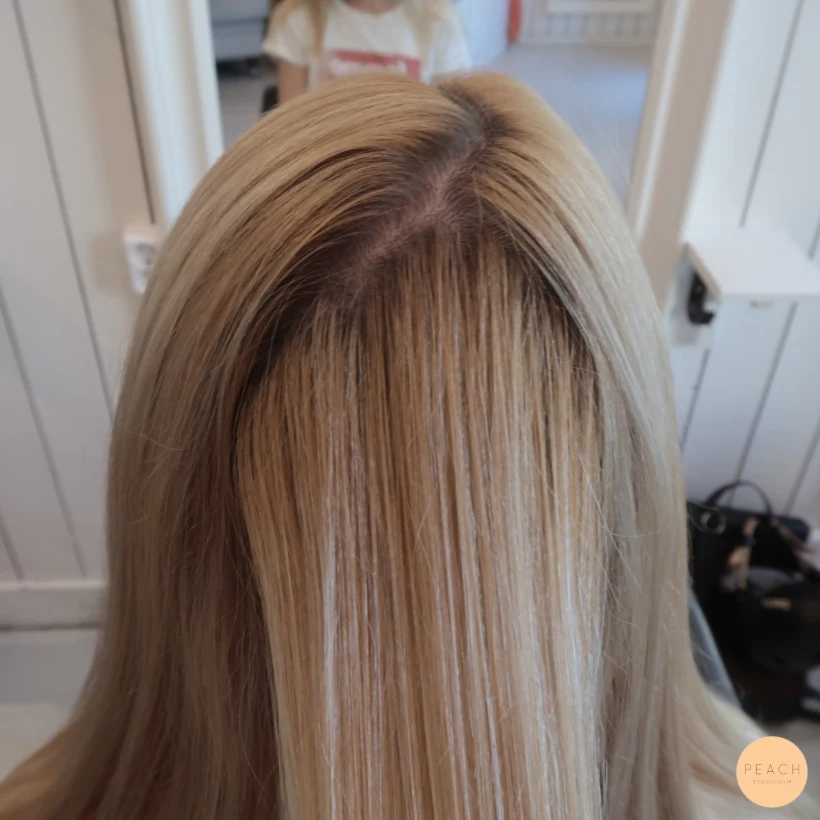 Beige blont hår med mjuk root shadow