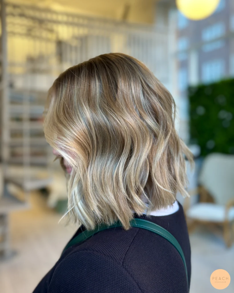 Naturlig blond hårfärg med ljus face frame
