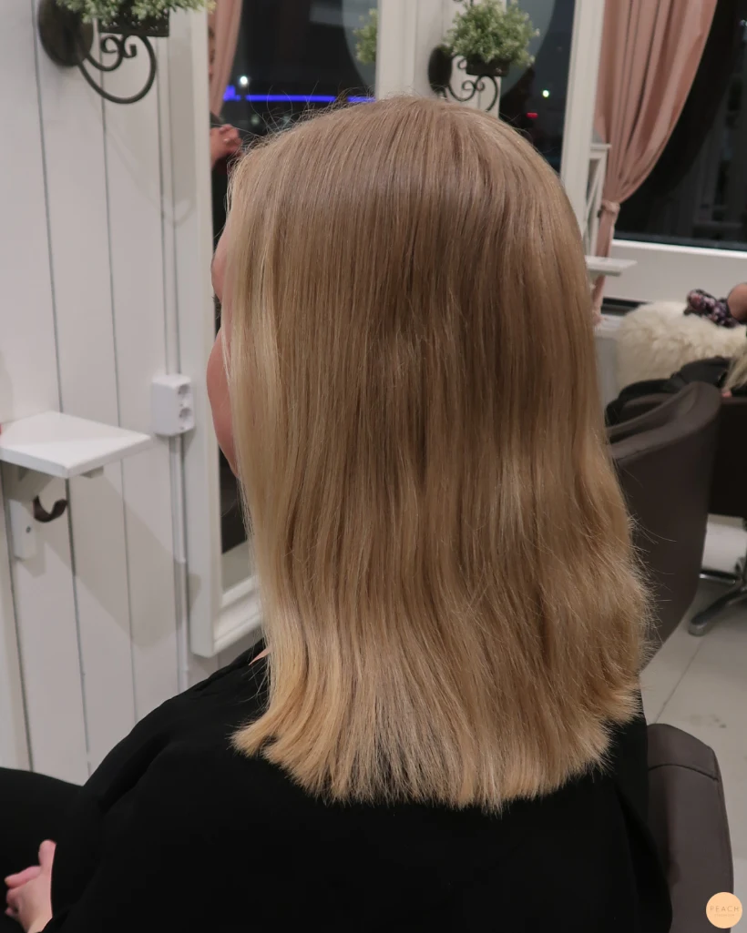Beige blond hårfärg med ljusa slingor och lowlights