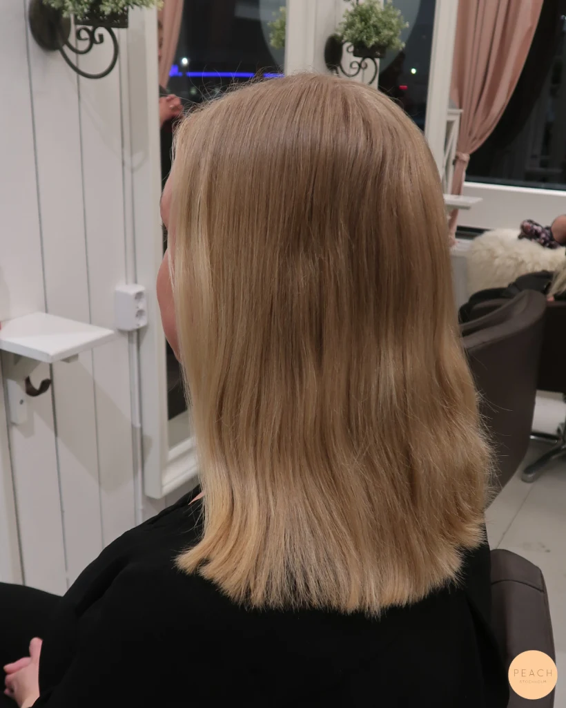 Beige blond hårfärg med ljusa slingor och lowlights och mjuk root shadow