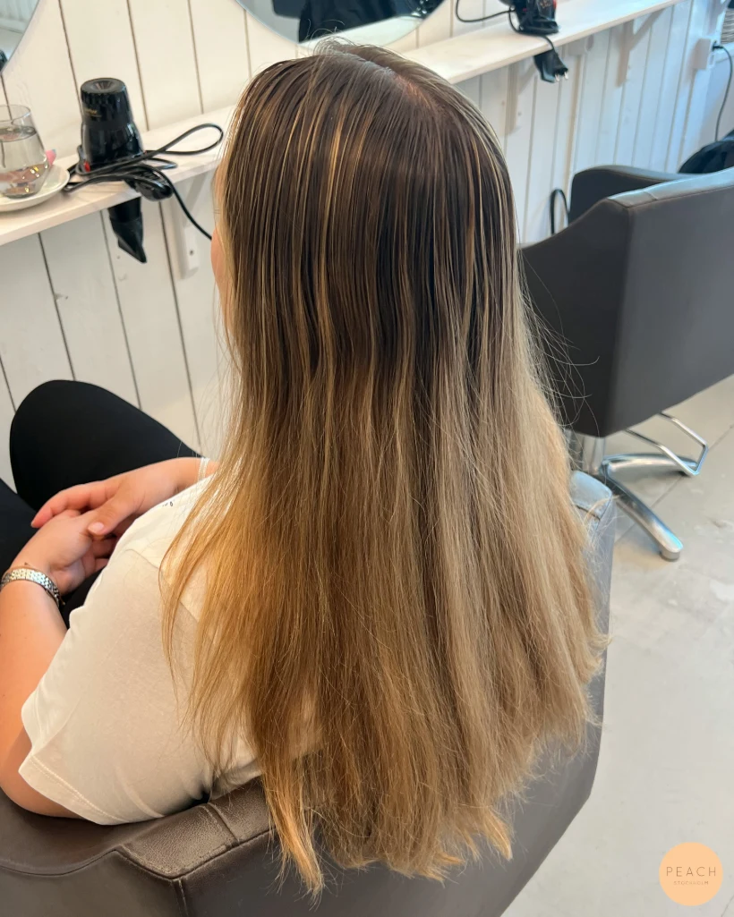 Soft blonde med ljusa slingor och extra glans