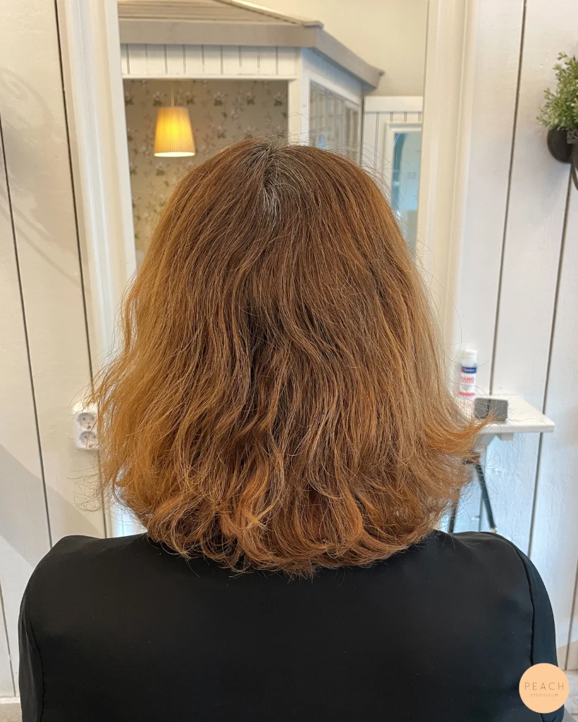 Varm mörkblond hårfärg med mjuk gråhårsövergång