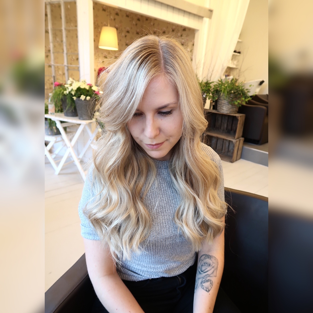 Kall blond hårfärg med slingor