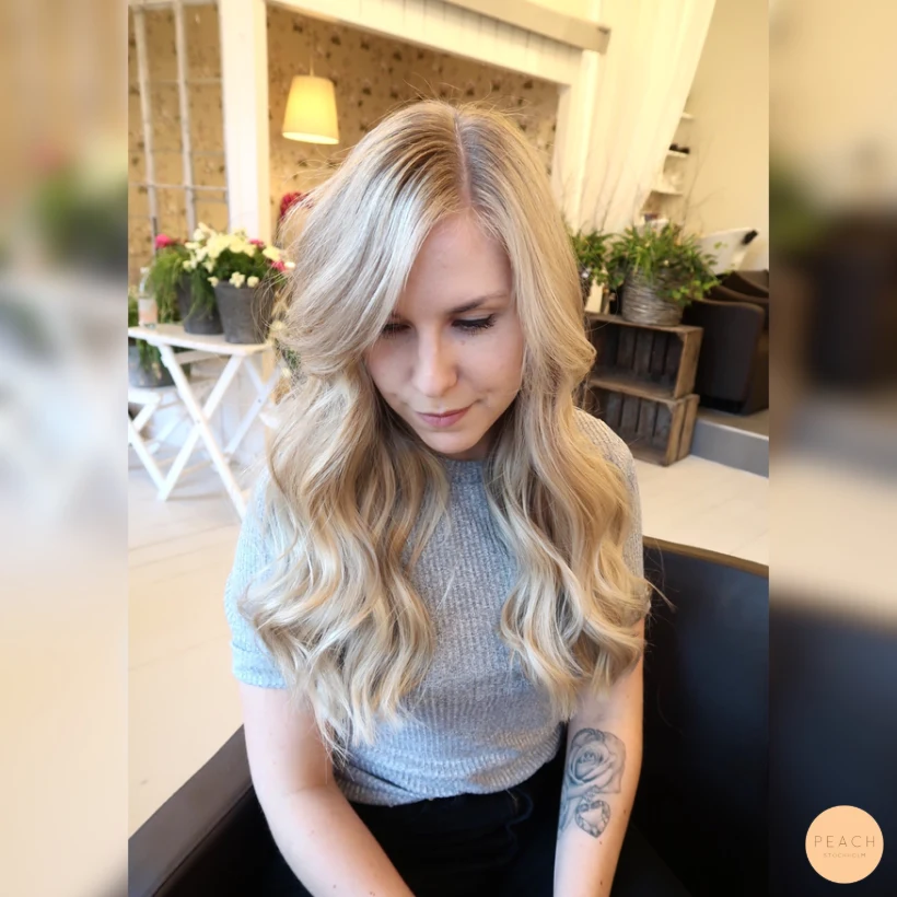 Kall blond hårfärg med slingor och ljusa slingor