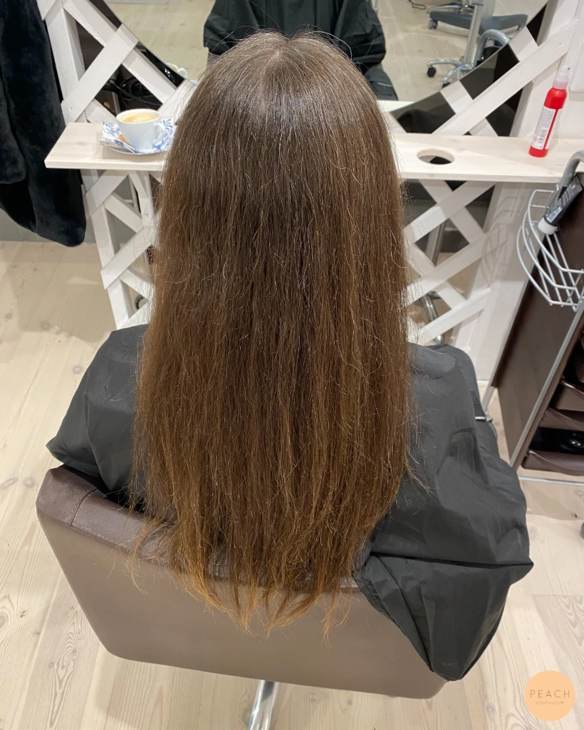 Beige blond med ljusa slingor och mjuk root shadow